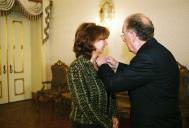 O Presidente da República, Jorge Sampaio, condecora a cabeleireira Lúcia Piloto e a maquilhadora Elisabete Lopes com o Grau de Oficial da Ordem de Mérito, a 5 de março de 2006