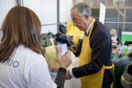 No Dia Internacional do Voluntariado o Presidente da República Marcelo Rebelo de Sousa participa na elaboração de cabazes de Natal com os voluntários do Banco do Bebé da Associação de Ajuda ao Recém-Nascido (AARN), a 5 de dezembro de 2017