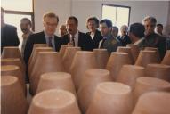 O Presidente da República, Jorge Sampaio, acompanhado de Maria José Ritta e João Bonifácio Serra, em visita a fábrica de artesanato (?), durante as Jornadas da Interioridade 
