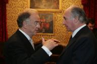 O Presidente da República, Jorge Sampaio, condecora o Príncipe Aga Khan, no Palácio Nacional da Ajuda, a 19 de dezembro de 2005