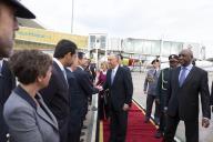 O Presidente da República Marcelo Rebelo de Sousa é recebido, no Aeroporto Internacional de Maputo, pelas autoridades locais e assiste à atuação de grupos de dança e cultura tradicional moçambicana, a 3 maio 2016