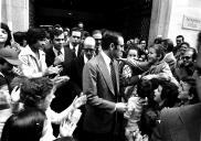O Presidente da República, Ramalho Eanes, rodeado de jovens, é saudado por uma criança.