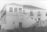 Reprodução de uma fotografia antiga retratando uma casa da cidade de Angra do Heroísmo