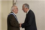 O Presidente Marcelo Rebelo de Sousa condecora os antigos Juízes Conselheiros membros da Comissão Constitucional, Raul Mateus da Silva e Armindo Ribeiro Mendes, com a Grã-Cruz da Ordem do Infante D. Henrique