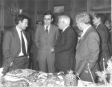 O Presidente da República, Ramalho Eanes, no momento em que recebe saudações de Ricardo Cabrita, Presidente do Conselho de Gerência da Quimigal, na casa de Receção do Complexo Industrial do Barreiro.