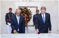 O Presidente Marcelo de Sousa deposita uma coroa de flores no Altar da Pátria, em Santo Domingo, numa cerimónia de homenagem aos Pais fundadores da nação dominicana, Juan Pablo Duarte, Francisco del Rosario Sánchez e Matías Ramón Mella, a 23 de março de 2023