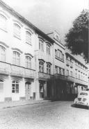 Reprodução de uma foto antiga com pormenores da arquitetura das casas, da cidade de Angra do Heroísmo