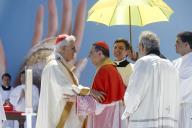 A Dra. Maria Cavaco Silva está presente, no Estádio do Restelo, em Lisboa, na cerimónia de beatificação da Irmã Maria Clara do Menino Jesus, fundadora da congregação das Irmãs Franciscanas Hospitaleiras da Imaculada Conceição, a 21 de maio de 2011