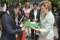 No âmbito da Visita de Estado que o Presidente da República realiza à China, a Dra. Maria Cavaco Silva desloca-se aos Jardins Yu, em Xangai, a 13 de maio , encontra-se com a Primeira Dama Chinesa, Senhora Pen Liyuan, a 15 de maio, dá uma aula de literatura portuguesa na Universidade de Estudos Estrangeiros de Pequim e visita casa de chá Laoshe, a 16 de maio de 2014