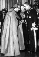 O Presidente da República, General António de Spínola, recebe os cumprimentos de um representante da Igreja Católica [Núncio Apostólico?] por ocasião da cerimónia de tomada de posse na Sala dos Espelhos do Palácio de Queluz.