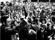 O Presidente da República, Ramalho Eanes saúda a população.