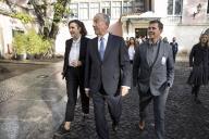 O Presidente da República Marcelo Rebelo de Sousa recebe um exemplar da Árvore da Esperança, um projeto solidário que conta com a colaboração da artista Joana Astolfi, a 11 de dezembro de 2017