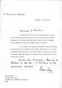 Carta do Presidente da República, Mário Soares, dirigida ao Presidente da República Francesa, François Mitterrand, dando-lhe conta das suas preocupações relativamente à situação em que se encontram 3 estações de Radio de língua portuguesa da região de Paris após decisão tomada pela Comissão de Comunicações e Liberdades.