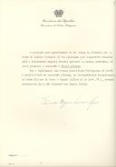 Despacho assinado pelo Presidente da República, Francisco Higino Craveiro Lopes, referindo os constrangimentos impostos pelo Regulamento das Ordens Honoríficas Portuguesas na concessão de condecorações a título póstumo.