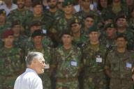 O Presidente da República, Aníbal Cavaco Silva, visita, em Mafra, a Escola das Armas do Exército, assistindo a ações de formação de cadetes, sargentos e soldados em exercícios de campo e a demonstrações de treino em várias especialidades militares, nomeadamente de combate em áreas edificadas, a 22 de julho de 2015