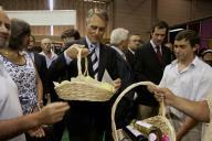 O Presidente da República, Aníbal Cavaco Silva, escolhe o “Dia da Solidariedade” contra a fome para visitar a Feira Nacional da Agricultura, em Santarém, adquirindo alguns produtos que entregou ao Banco Alimentar contra a Fome, a 12 de junho de 2006