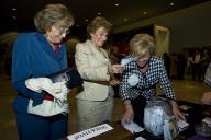 A Dra. Maria Cavaco Silva assiste, em Faro, ao Espetáculo de Beneficência promovido pela Associação Humanitária de Doentes de Parkinson e Alzheimer, a 28 de novembro de 2009