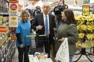 Em mais um fim de semana de recolha de alimentos, promovida pelo Banco Alimentar Contra a Fome, o Presidente da República Marcelo Rebelo de Sousa num supermercado em Lisboa, a 30 de novembro de 2019