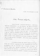 Carta do Presidente da República, Mário Soares, dirigida ao Presidente de Estado da África do Sul, Frederik de Klerk, agradecendo o chefe de Estado e o Governo daquele país, em seu nome pessoal e de Portugal, pela "maneira eficiente e carinhosa com que receberam e trataram os três deputados portugueses vítimas de grave acidente aéreo ocorrido na Jamba", sendo um deles o seu filho João Soares, e referindo as suas impressões muito positivas depois da sua visita a Pretória e os contactos oficiais realizados na ocasião.