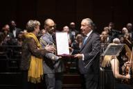 No dia em que se assinalam os 100 anos do nascimento de Sophia de Mello Breyner Andresen, o Presidente da República, Marcelo Rebelo de Sousa, condecora a poetisa, a título póstumo, com o Grande-Colar da Ordem Militar de Sant’Iago da Espada, numa cerimónia realizada no Teatro Nacional de São Carlos, em Lisboa, antes do Concerto Comemorativo evocativo da data, a 6 de novembro de 2019