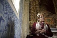 Por ocasião das Comemorações dos 650 Anos da Trasladação de D. Inês de Castro do Mosteiro de Santa Clara em Coimbra para o Mosteiro de Alcobaça, a Dra. Maria Cavaco Silva visita as exposições temporárias alusivas à vida de D.Inês de Castro, patentes na Galeria do Mosteiro, a 26 de abril de 2012