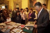 O Presidente da República e Senhora de Aníbal Cavaco Silva recebem, em audiência pública na sala das Bicas, os alunos e professores vencedores do Concurso "Vamos contar a história de Nuno Álvares Pereira", acompanhados pelos membros da Comissão São Nuno de Santa Maria e representantes do Ministério da Educação, a 5 de novembro de 2010