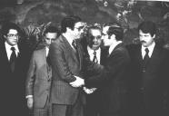 O Presidente da República, Ramalho Eanes cumprimenta o Primeiro Ministro, Carlos da Mota Pinto, por ocasião da tomada de posse do IV Governo Constitucional.
