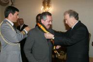 O Presidente da República, Jorge Sampaio, condecora o Mordomo do Palácio de Belém, Jorge Lopes, com a Grã-Cruz de Ordem de Mérito, e com o Grau de Oficial da mesma Ordem, os Auxiliares Administrativos, jardineiro, eletricista e motoristas, a 2 de março de 2006