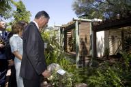 O Presidente da República, Aníbal Cavaco Silva, visita o Jardim Zoológico de Lisboa, por ocasião do 125º Aniversário, inaugurando uma estátua de Félix Naharro Pires, a 28 de maio de 2009