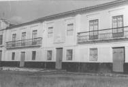 Reprodução de uma foto antiga de um edifício com capela, na cidade de Angra do Heroísmo