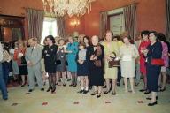 A Senhora D. Maria José Ritta, entrega os donativos, recolhidos no âmbito do Bazar Internacional do Corpo Diplomático, em cerimónia realizada no Palácio de Belém, a 20 de março de 1998