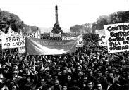 Manifestação de metalúrgicos da «Cintura Industrial de Lisboa» na Praça Afonso de Albuquerque, frente ao Palácio de Belém.