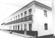 Reprodução de uma foto antiga com um aspeto de um edifício, da cidade de Angra do Heroísmo