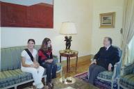 O Presidente da República, Jorge Sampaio, recebe as jovens Andreia e Oriana Belchior, estudantes da Escola Secundária de Baião, a 2 de julho de 2002