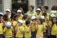 A Dra. Maria Cavaco Silva recebe um grupo de alunos da Escola EB1/JI de Monte-Bente (Vila Nova de Famalicão), que visitaram o Palácio de Belém, a 27 de maio de 2011