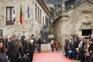 O Presidente da República Marcelo Rebelo de Sousa, deposita uma coroa de flores junto à estátua de São Teotónio, numa homenagem àquele que foi o primeiro Santo português e padroeiro da cidade de Valença, a 18 de fevereiro de 2017