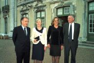 O Presidente da República, Jorge Sampaio, e a D. Maria José Ritta, deslocam-se ao Palácio de Queluz, por ocasião do jantar oferecido pelo Presidente do Banco Europeu de Investimento, Sir Brian Unwin, a 26 de maio de 1998