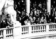 A galeria da Assembleia da República por ocasião da tomada de posse do presidente Ramalho Eanes, em 14 de julho de 1976. Entre os presentes: Manuela Eanes e o filho, o Cardeal Patriarca de Lisboa, D. António Ribeiro, David Mourão Ferreira, Artur Santos Silva, António Barreto, Medeiros Ferreira [e Vítor Constâncio].