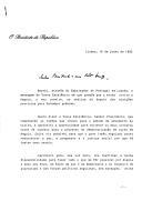 Carta do Presidente da República, Mário Soares, dirigida ao Presidente da República Popular de Angola, José Eduardo dos Santos, acusando a receção da sua mensagem, propondo que a visita oficial a Angola se realize apenas após as eleições previstas para setembro de 1992, compreendendo as razões invocadas e reiterando os seus "votos de sucesso para o processo de democratização em curso em Angola" e reafirmando a sua disponibilidade para tudo fazer em prol de Angola e do seu Povo, "em favor da paz e da democracia".