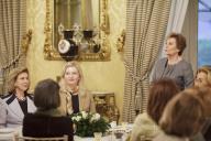 A Dra. Maria Cavaco Silva promove, no Palácio de de Belém, um encontro com as Embaixatrizes dos países da Europa e da América do Norte representados diplomaticamente em Portugal, o primeiro de vários com cônjuges de embaixadores de outras regiões do mundo, a 18 de novembro de 2014