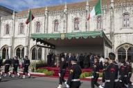 O Presidente da República Italiana, Sergio Mattarella, é recebido na Praça do Império - Mosteiro dos Jerónimos, pelo Presidente da República Marcelo Rebelo de Sousa, numa cerimónia de boas-vindas, onde são prestadas Honras Militares, com a execução dos Hinos Nacionais dos dois países, salva de 21 tiros e desfile da Guarda de Honra, a 6 de dezembro de 2017