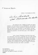 Carta do Presidente da República, António Ramalho Eanes, dirigida ao Presidente da República Popular de Angola, José Eduardo dos Santos, exprimindo as suas felicitações por ocasião do 10.º aniversário da independência de Angola, reafirmando os "laços fraternos" que unem os 2 países com base nos "príncipios que regem as relações de Portugal com os países africanos que falam o português" e assinalando a presença do Ministro dos Negócios Estrangeiros do Governo português nas comemorações angolanas como "reafirmação simbólica" da convivência existente mas também da vontade de incrementar as relações entre os dois países.
