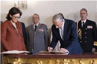 O Presidente da República e Comandante Supremo das Forças Armadas, Marcelo Rebelo de Sousa, confere posse ao Chefe do Estado-Maior do Exército, General Eduardo Mendes Ferrão, no Palácio de Belém