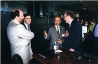 O Presidente da República, Jorge Sampaio conversa com alguns dos participantes no seminário sobre a Droga, no CCB