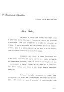 Carta do Presidente da República, Mário Soares, dirigida ao Santo Padre João Paulo II agradecendo carta que lhe foi endereçada, dando conta da "profunda preocupação" com que o Papa acompanha "a dramática situação no Líbano" e assegurando que Portugal "tal como até agora tem feito - tanto no âmbito da Comunidade Europeia, como no contexto das Nações Unidas - continuará a apoiar" todas as iniciativas que visem "por termo aquele sangrento conflito".