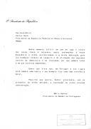 Carta do Presidente da República, Mário Soares, dirigida a Vaclav Havel, Presidente da República Federativa Checa e Eslovaca manifestando a sua solidariedade e admiração pela "exemplar conduta de respeito e de afirmação dos sagrados valores da democracia e da liberdade" do chefe de Estado checoslovaco no "momento difícil em que se joga o futuro dos povos checo e eslovaco".