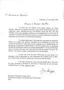 Carta do Presidente da República, Jorge Sampaio, endereçada ao Presidente Jacques Delors, do "Groupement d´Etudes et de Recherches Notre Europe", acusando a receção dos estatutos e  projetos iniciais da "Notre Europe", felicitando-o pela iniciativa no âmbito do estudo e ação da construção europeia e convidando-o para um jantar a ser oferecido por ocasião em Paris em finais do mês de novembro.