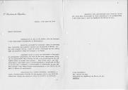 Carta do Presidente da República, Ramalho Eanes, dirigida ao Presidente da República da África do Sul, Marais Viljoen, na sequência do comemoração do Dia de Portugal e das Comunidades Portuguesas no Estrangeiro, salientando o papel dos emigrantes portugueses naquele país como "um dos mais importantes factores de aproximação [de Portugal] com a África do Sul", contribuindo para o seu desenvolvimento e progresso, e remetendo uma "pequena oferta".