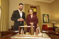 A Dra. Maria Cavaco Silva recebe, em audiência, o mestre chocolateiro Daniel Gomes, de Leiria, que lhe oferece um presépio feito em chocolate, a 16 de dezembro de 2014