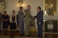 O Presidente da República, Jorge Sampaio, impõe insígnias ao Chefe de Estado-Maior do Exército da Austrália, General Peter Cosgrove, a 22 de abril de 2002